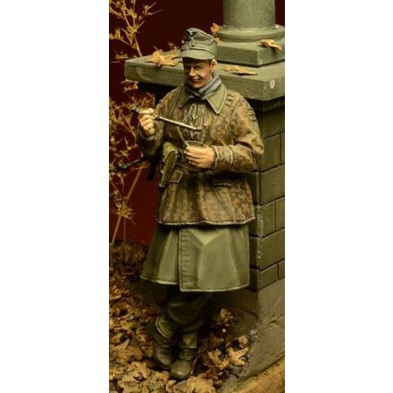 D-DAY miniature studio Waffen SS Soldier Eating, Ardennes 1944