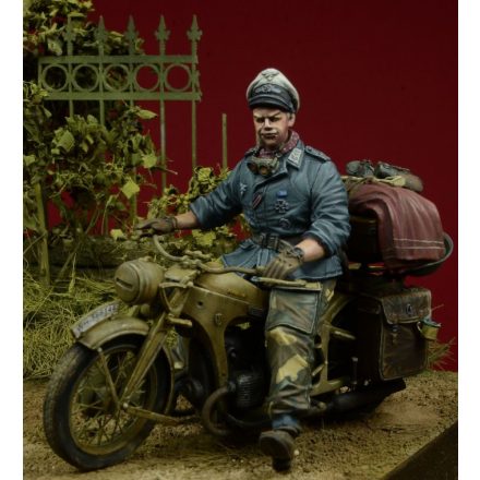 D-DAY miniature studio HG Division Officer Motorcycle Rider