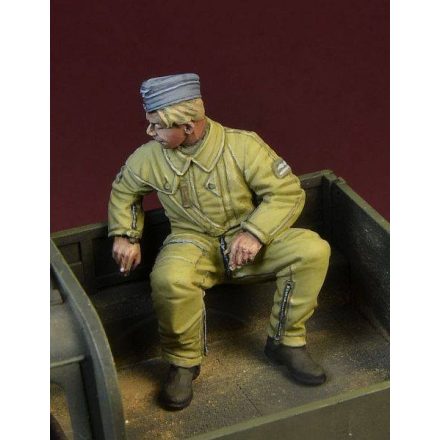 D-DAY miniature studio WWII Luftwaffe Bomber Pilot sitting