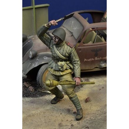 D-DAY miniature studio Soviet Trooper attacking with a Shovel, Berlin 1945