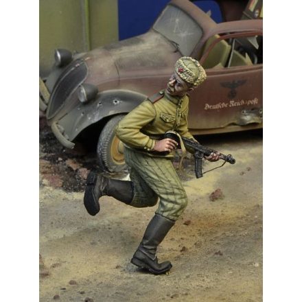 D-DAY miniature studio Soviet Trooper running with PPS-43 MP, Berlin 1945